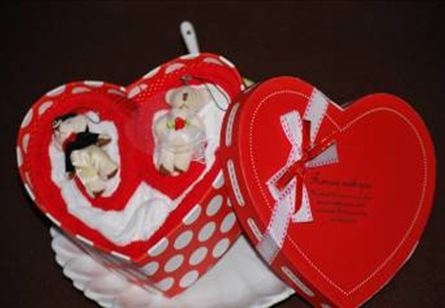 Heart Box Packed Cake Towel As A Wedding Gift